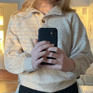 Stickad tröja - Jättefin stickad tröja som aldrig är använd från asos🥰 väldigt mysig och skön👍🏼 är storlek 36 men passar xs/s😌 frakt betalas av köparen och kostar 70 kronor