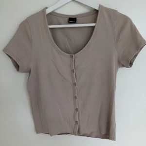 Topp från Ginatricot - Topp från Ginatricot, storlek L & M men passar mer S-M för den är ganska liten i storleken. Har två stycken. Frakt tillkommer ☺️