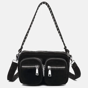 Noella väska  - Noella väska i svart mocka med silver detaljer. Nypris ca 600-700kr. Många fickor vilket gör den praktisk för sin storlek. Den är ca. 16 cm hög och ca. 25 cm bred. (Lånade bilder från deras hemsida, skriv om ni vill ha fler bilder) Först till kvarn annars bud, köparen står för frakten!