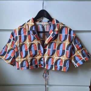 ZARA retro 70's crop top mönster XS nyskick - skitsnygg fest crop top från ZARA i storlek XS / 34 men passar mig som är strl 36 jättebra. Knappt använd bara prövad, säljes pga inte kommit till användning. Har även en snygg rosettdetalj på baksidan (sista bilden). Skickar alltid på söndagar. Nypris 299kr