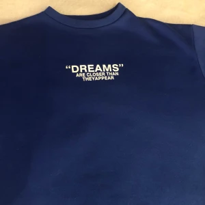 Blå snygg sweatshirt  - Säljer en snygg blå sweatshirt från shein då jag inte tycker den passar mig. Har bara använt den ett fåtal gånger och inga defekter :) Det är storlek 34 (xs) men är ganska oversized, passar mig som vanligtvis är S/M. Köpt för 100 men säljer för 50 + frakt.