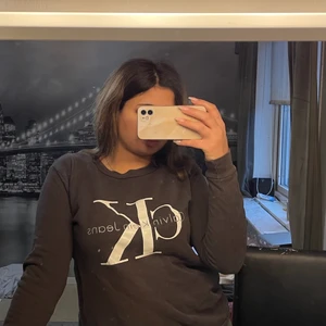 Calvin Klein tjock tröja 50kr XS - Äkta Calvin Klein hoodie. Super fint skick och används ej, använd få tillfällen. 50kr storlek XS.