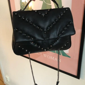 Väska nitar - Säljer denna väska med nitar köpt i amsterdam på en marknad. Liknar den populära väskan från zara. Är i jättebra skick. 