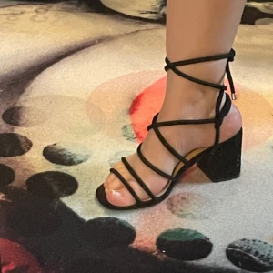 Klackskor - Klackskor med klack på ca 5cm i storlek 36🦋 fina detaljer! Spårbart frakt, hör av er vid funderingar 💕💕