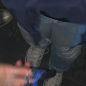 Converse, vita strl 37-38🍃🤎 - Bra skick! Superfina med kjol eller till ett par härliga wide jeans😌💖 Finns i Uppsala, ev. Stockholm, Sundsvall. Kan även leveraras (köparen står för frakten)                               Obs: andra är lånad bild pga att jag inte är hemma just nu..