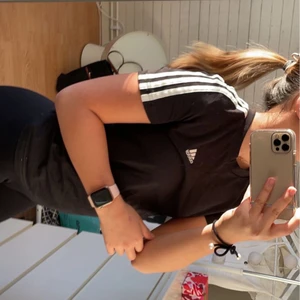 Adidas t-shirt - Adidas t-shirt i nyskick. Köpt på Stadium i höstas. Jag står för frakten!⚡️