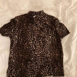 Festtopp  - Superfin festtopp från zara perfekt till nyår. Storlek s och inte använd tidigare💖💖💖💖