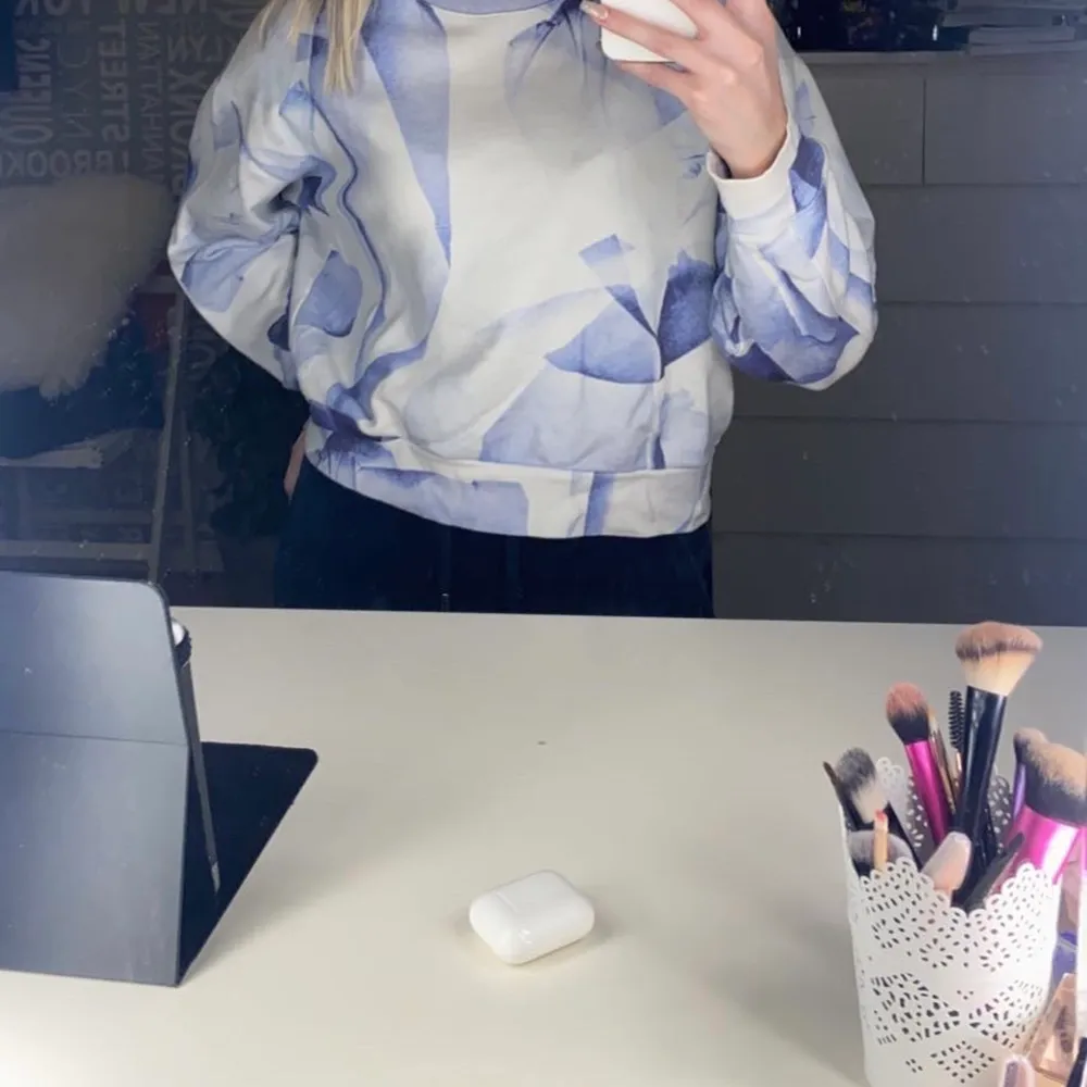 Vit sweatshirt med coola blåa detaljer från Weekday i storlek XS, men passar bra på mig som är en S💞 Köparen står för frakt!. Tröjor & Koftor.