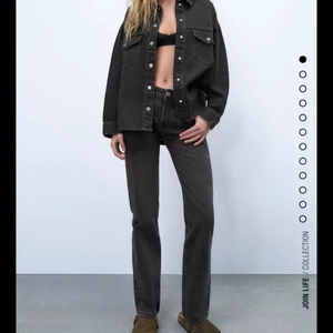 Gråa Zara jeans - Super snygga jeans från Zara. Köpta för nån månad sen men använda Max 5 gånger så fortfarande i nyskick. Bara att skriva så skickar jag fler bilder. Original priset är 359, säljer för 300 men vid snabb affär kan det diskuteras. 💕