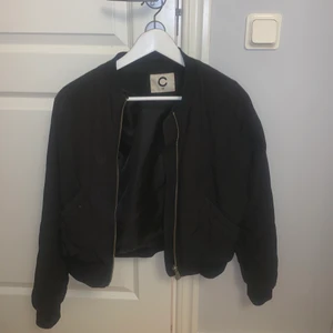 Quiltad Svart bomberjacka  - Assnygg svart bomberjacka med fint påsydda detaljer (rutat mönster)! Passar perfekt snart när det börjar bli varmare☀️🔥✨☘️🌸