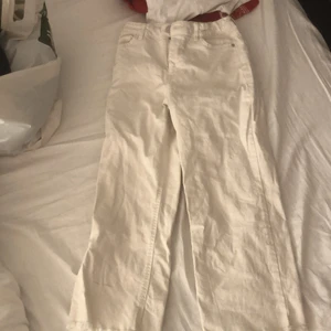 Lindex jeans - En liten fläck på byxorna så du får dom billigare, korta byxor