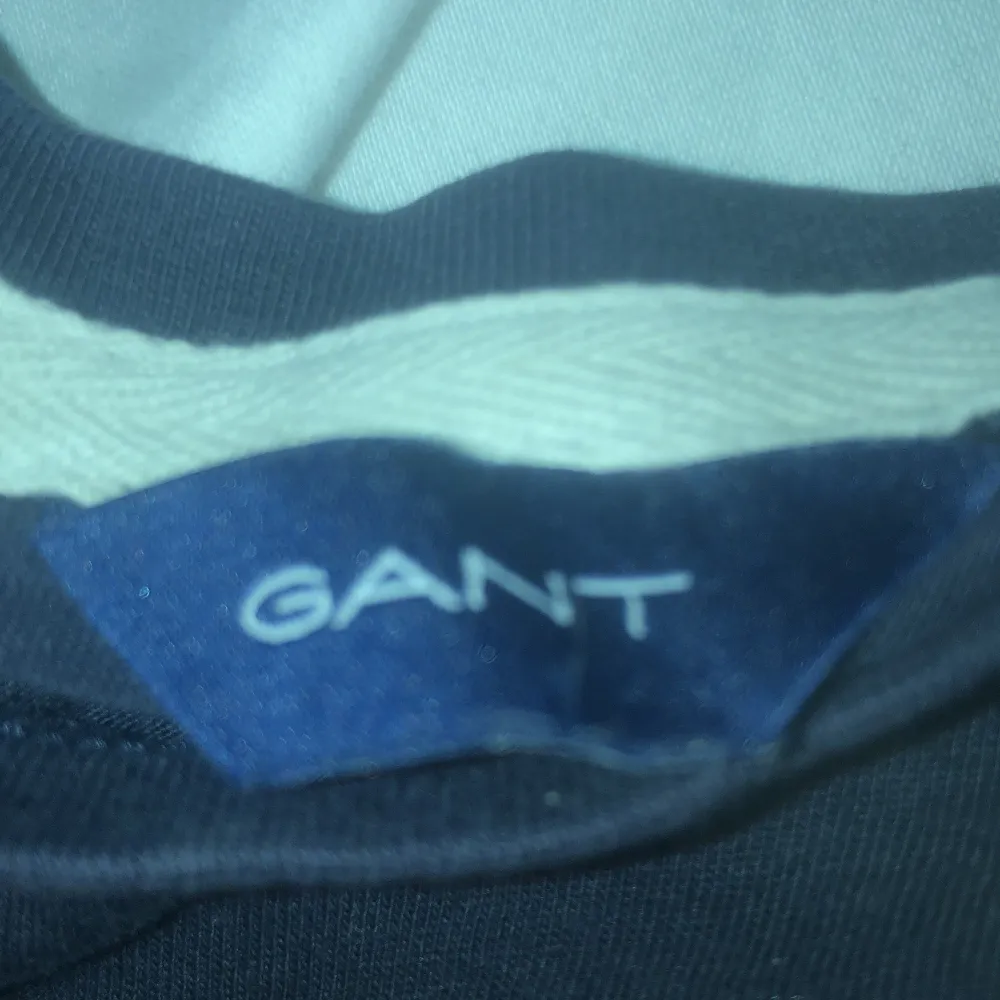 Blå Gant t-shirt, bokstäverna har gått sönder lite. T-shirts.