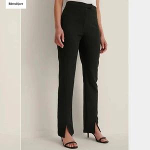 Kostymbyxa med slits - Säljer dessa nästan oanvända kostymbyxorna då dom inte passar mig. Har klippt bort lappen då jag sydde in dom i midjan så vet ej storleken. Men skulle säga en 36💕  har en slitt ner till! Kan skicka egna bilder 