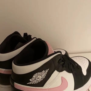 Säljer mina jordans  - Säljer mina air Jordan 1 i storlek 36/37. Använda 2 gånger och är i nytt Skick. Original pris 2 680 kr säljer dom för 1 500 kr