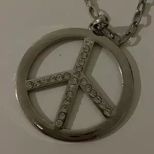 Peace halsband i silverfärg andvänd endast 2-3 ggr