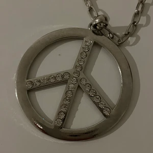 Peace halsband  - Peace halsband i silverfärg andvänd endast 2-3 ggr