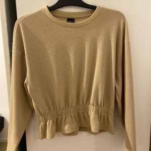 Beige tröja från Ginatricot  - Beige tröja från ginatricot. Knappt använd. Storlek S✨ 