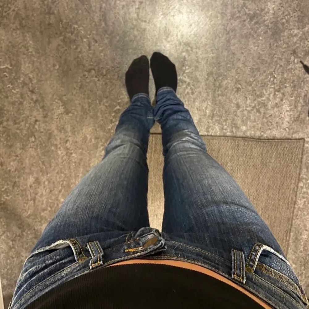 Jättesnygga low waisted jeans från Lee! Säljer för de är för långa för mig som är 1,66! Skriv privat för fler bilder/mått!. Jeans & Byxor.