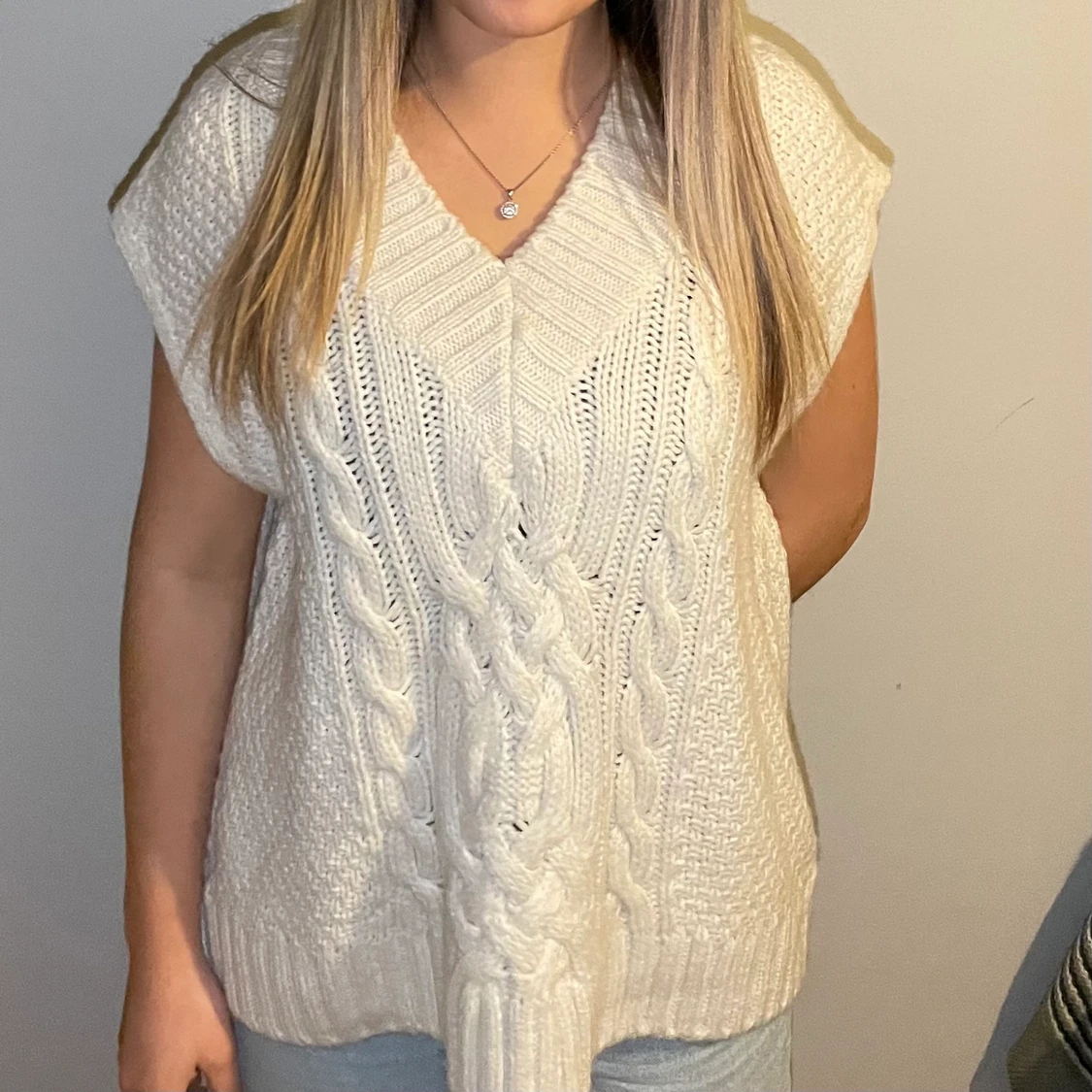 Vit stickad väst  - 90