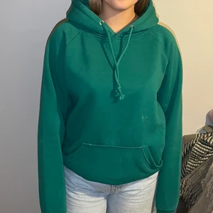 Grön hoodie från bikbok - Inget fel på denna hoodien fortfarande väldigt skönt material!