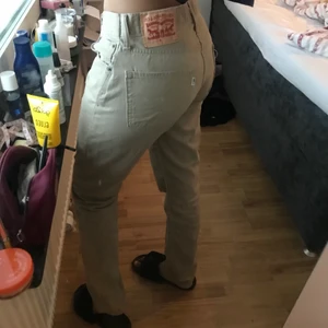 Levi’s jeans - Beige levi’s jeans i modellen 511. Storleken är W33 L34 och passar mig som vanligtvis är storlek S och ca 173 cm (passar även längre). Sytt in jeansen på sidan med symaskin så det är väldigt bra gjort men går såklart att sprätta upp‼️ frakt betalas av köparen😁
