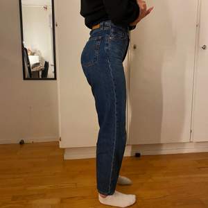 Säljer mina Ribcage straight Ankle jeans från Levis. Jeansen är i mycket fint skick!!! Längd 32. Frakt tillkommer på 66kr 💛 jag är 165 cm. 