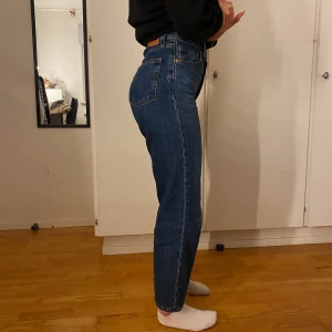 Levis jeans!!! - Säljer mina Ribcage straight Ankle jeans från Levis. Jeansen är i mycket fint skick!!! Längd 32. Frakt tillkommer på 66kr 💛 jag är 165 cm. 
