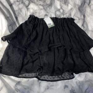 svart volang kjol från hm. aldrig använd. köparen står för frakten 