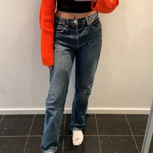 Zara Jeans - Säljer ett par Zara jeans som är inköpta i år (2021) i somras. Säljer pga att jag har 2 par och dessa är lite för stora för mig som har 36. Vet inte vad modellen heter men tror att det är full length typ.