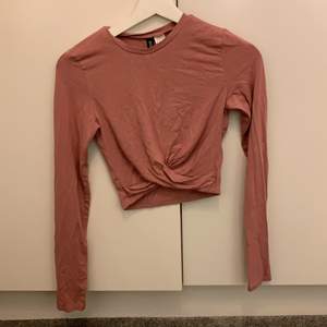 En lite kort rosa tröja använd ungefär 3 -4 ggr storlek xs