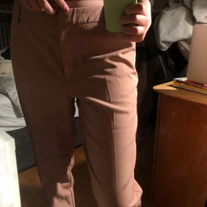 Snygga rosa kostymbyxor💗💗 - Säljer dessa snygga rosa kostymbyxor från ONLY i storlek 42! Säljer pågrund av att dom är för stora för mig tyvärr. Kan skickas eller mötas upp💓💓💓