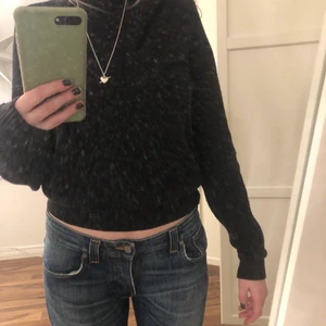 Svart stickad tröja  - Super fin stickad tröja från vila. Väldigt sparsamt använd. Köpt för 300 kr. Säljer för 180 + frakt (66kr)💕