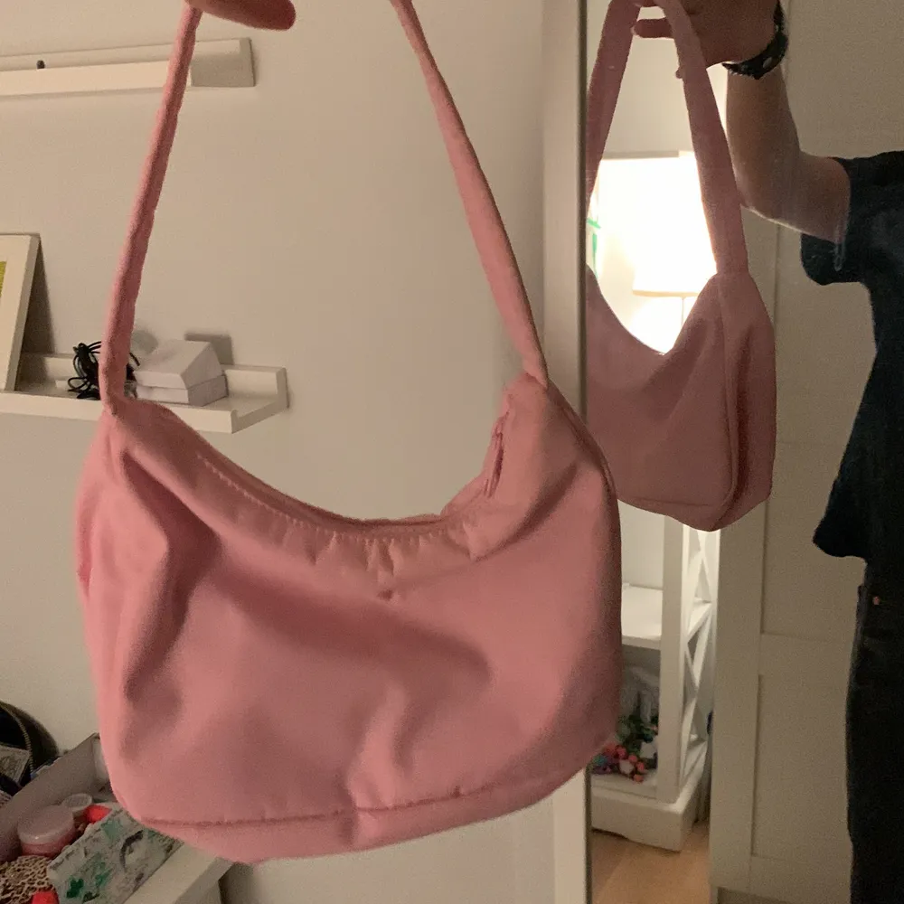 Säljer samma väska som den blåa men denna är rosa! Jätte jätte fin men har inte kommit till användning längre. Rymmer ganska mycket plats och är i bra skick!!! Pris kan diskuteras!❤️❤️. Väskor.