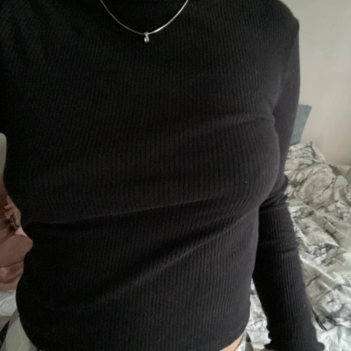 En svart tröja  - 90