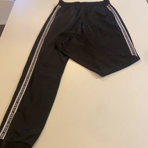 New black  - sköna och trendiga ”träningsbyxor” där det står ”new black” på benen! har även två fickor med dragkedja. Passar allt från s-l beroende på hur loose man vill att de ska sitta 