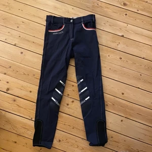 Harcour ridbyxa storlek 34 - Bra skick - hela och nytvättade! Säljes pga att jag har växt ur dem. Inköpspris 1300kr