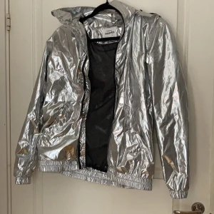 Silvrig vindjacka  - Super cool silvrig vindjacka i strl 170 från Kappahl🥰