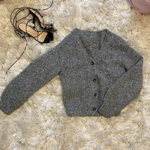 Mysig kofta  - Mysig kofta, liknanar trendiga koftorna som säljs just nu i fast fashion butiker. Matilda djerf bär en liknande kofta, om man gillar hennes stil är denna perfekt! denna goding hittades på en  secondhand 💗♻️