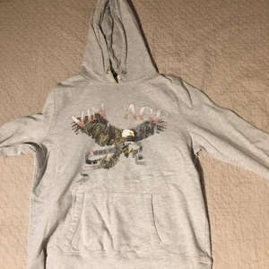 Grå hoodie  - Är inte så mjuk men passar bra.