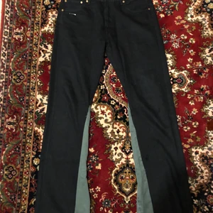 Flared jeans, levis501 - Tjabba, säljer mina levis 501 som jag själv har flarat eller vad man ska kalla de, de sitter ursnyggt, väldgt najs passform, riktigt drainiga