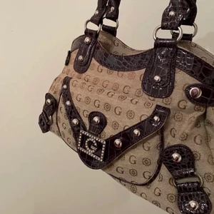 Vintage väska  - Intressekoll på den här as snygga vintage väskan som jag köpte här på plick, har inte kommit till den användning som jag önskat. Hör av er vid frågor eller funderingar (bilder etc)💕💕OBS! Fyra knappar på väskan har lossnat, då den va så när jag fick hem den men har själv inte orkat fixa de eller brytt mig, går att sätta dit nya knappar🥰(Lånade bilder) ❗️❗️säljer ENDAST om jag får ett bra bud❗️❗️