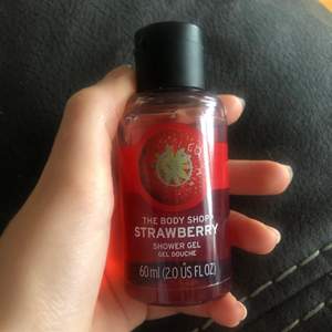 Shower gel i doften strawberry ifrån the body shop. Använd endast en gång. Köpt för 25 kr
