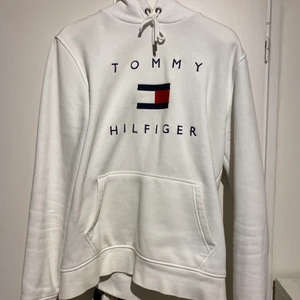 Tommy Hilfiger vit hoodie - Tommy Hilfiger vit hoodie i storlek L