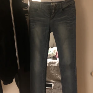 Acne jeans - Dom är tighta upptill men blir mer raka vid knäna