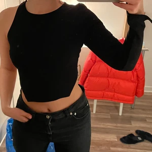 Topp Angelica Blick x NA-KD - Svart topp med snörning och öppen rygg ifrån Angelica Blicks kollektion tillsammans med NA-KD. 