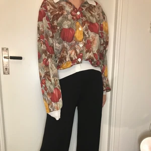 Unik söt kofta/blus - Köpt på Humana. Står ingen storlek men jag gissar på att den är i M/L vilket ger en snygg oversized look på mig som bär storlek s. Den är i jättebra skick, jag säljer den eftersom den tyvärr inte är min stil längre.