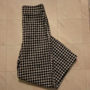 Rutiga byxor - Ett par vida byxor från Ginatricot i storlek 34. Aldrig använda