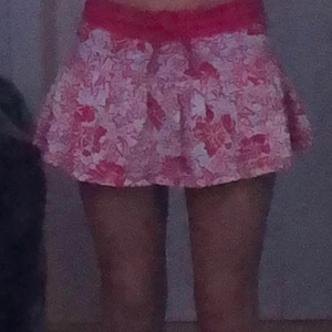 Kjol men blommor  - Låg/ medel midja den är rosa och alldeles för kort för mig. Har aldrig använt. Barn storlek men stor. Leverans betalar den som köper. 