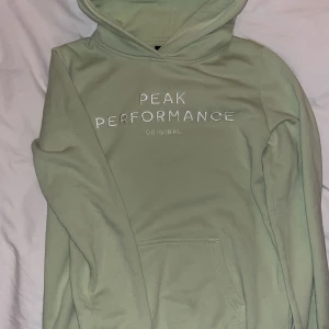Grön Peak performance Hoodie - Ljusgrön / mintgrön peak performance hoodie, storlek 160 i barn men passar XS/S💖 har en fläck, se sista bilden☺️ unisex