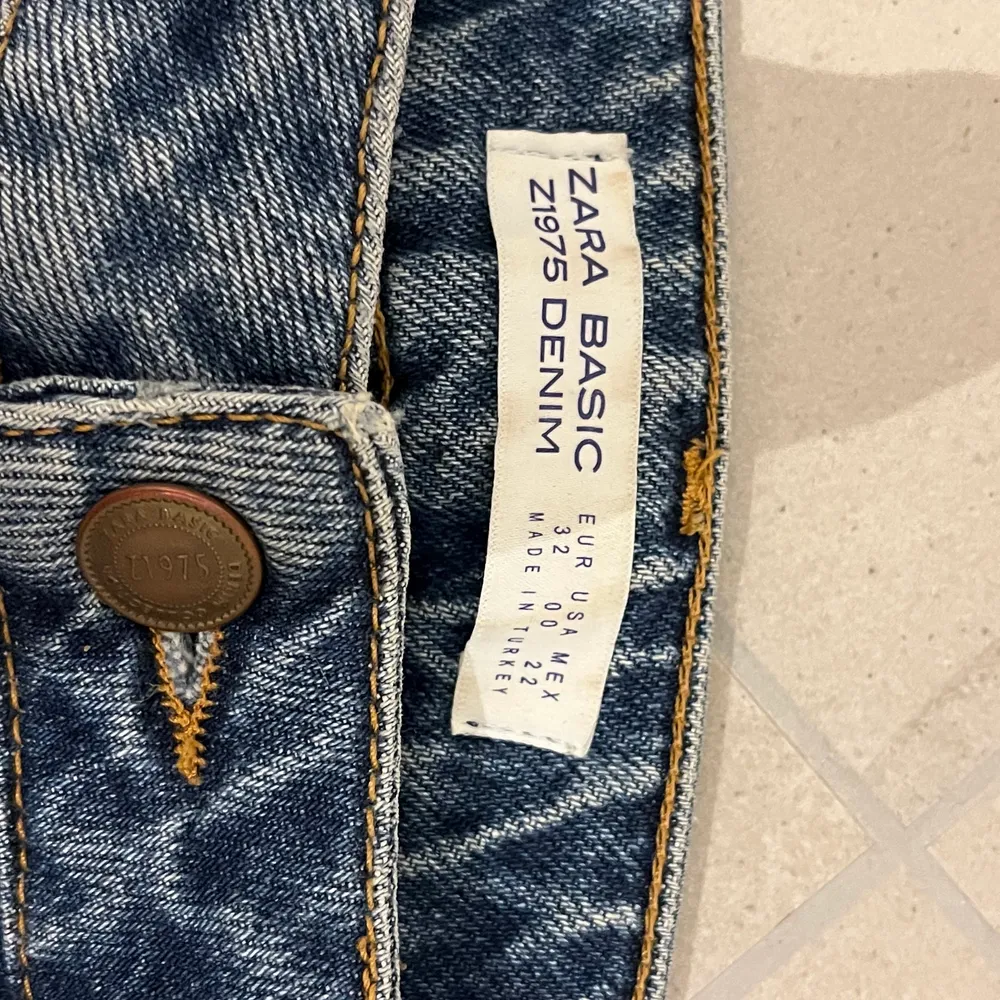 Jag säljer dessa as coola jeans från Zara. De har slitningar och längst nere har de patches i ett annat jeanstyg. De är i storlek 32, jag köpte de för nått år sedan.. Jeans & Byxor.